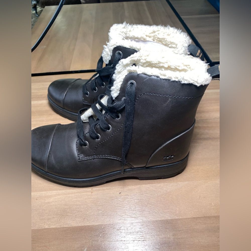 Billabong black boots